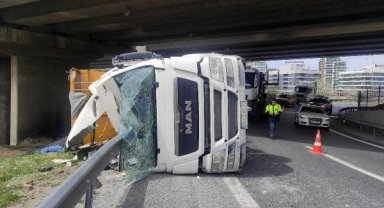 TEM Seyrantepe Bağlantı Yolunda hafriyat kamyonu yan yattı: 1 yaralı