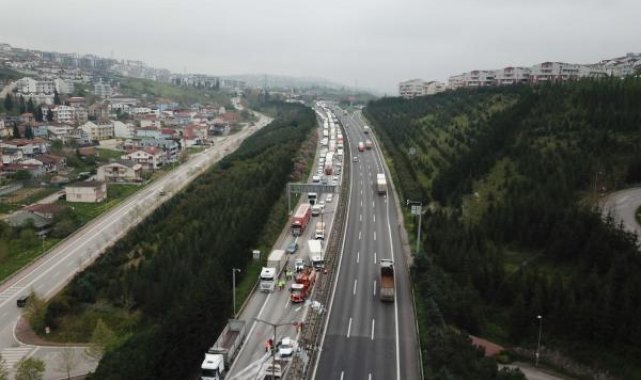 TEM'de kamyon, otomobile çarptı; uzun araç kuyrukları oluştu
