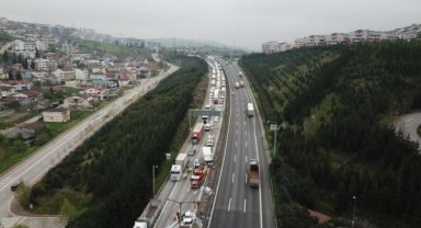 TEM'de kamyon, otomobile çarptı; uzun araç kuyrukları oluştu
