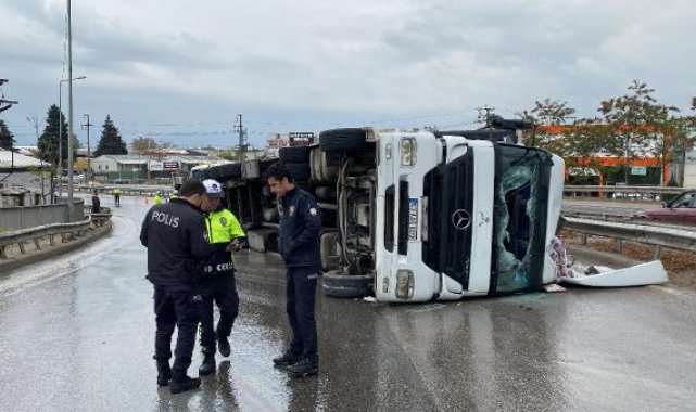 TIR devrildi, yolda uzun araç kuyrukları oluştu