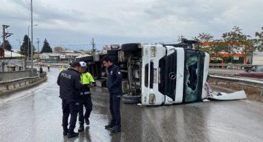 TIR devrildi, yolda uzun araç kuyrukları oluştu