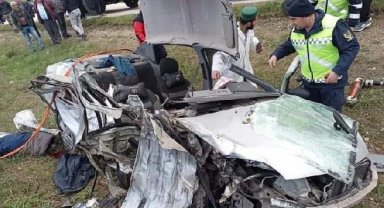 TIR ile çarpışan otomobildeki baba- oğul yaşamını yitirdi