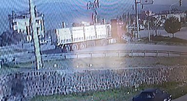 TIR ile otomobilin çarpıştığı kaza kamerada