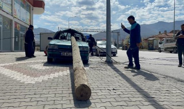 TIR'ın devirdiği direk, otomobilin camından girdi