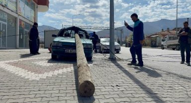 TIR'ın devirdiği direk, otomobilin camından girdi