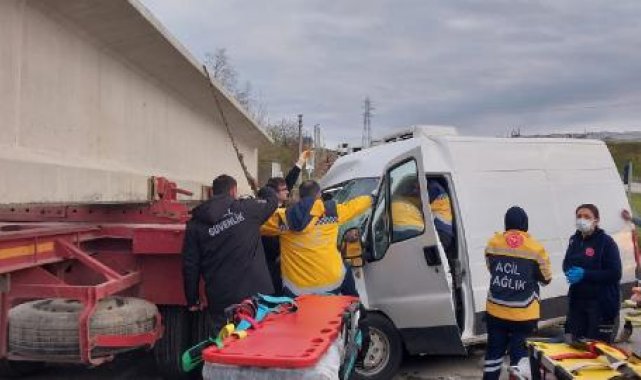 TIR'la çarpışan minibüsteki depremzede anne- baba ile 3 çocuğu yaralandı