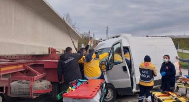 TIR'la çarpışan minibüsteki depremzede anne- baba ile 3 çocuğu yaralandı