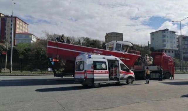 TIR'la taşınan tekne üzerinde başını üst geçide çarpıp, öldü