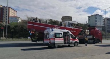 TIR'la taşınan tekne üzerinde başını üst geçide çarpıp, öldü