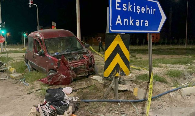 Tırın çarptığı hafif ticari araç savrulup bir başka tıra çarptı: 2 ölü