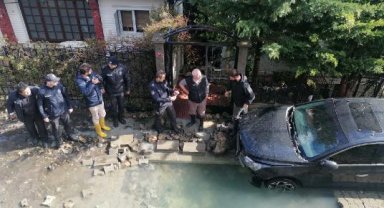 Trabzon'da isale hattı patladı; ev su doldu, araçlar hasar gördü