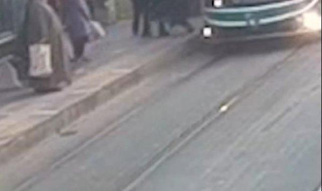 Tramvay altında kalmaktan güvenlik görevlisi kurtardı