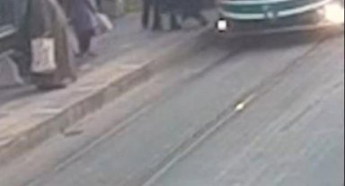 Tramvay altında kalmaktan güvenlik görevlisi kurtardı