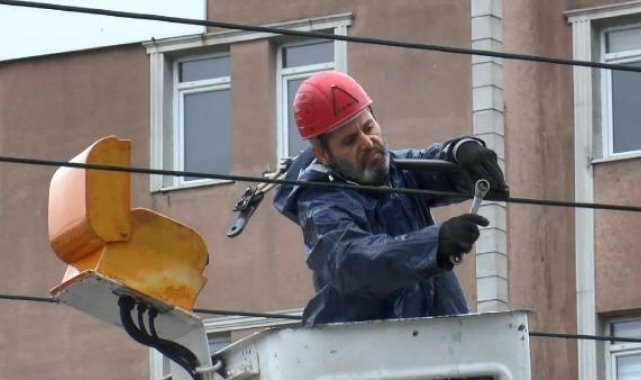 Tramvay hattında kopan tel seferleri aksattı