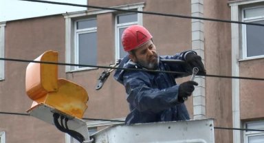 Tramvay hattında kopan tel seferleri aksattı