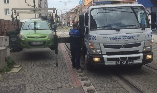 Tramvay yoluna park edilen araçlar çekiliyor