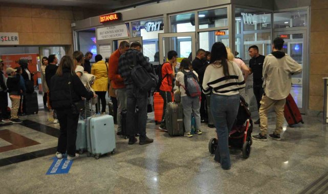 Tren istasyonunda bayram yoğunluğu başladı