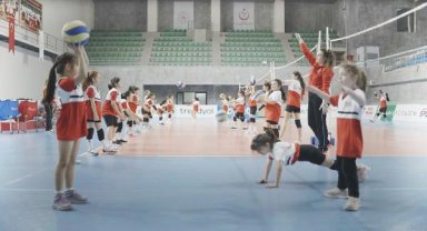 Trendyol ve Türkiye Voleybol Federasyonu'ndan deprem bölgesindeki çocuklara özel iş birliği 