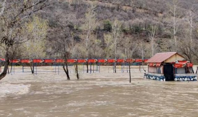 Tunceli'de sağanak; çayların taşmasıyla işletmeler su altında kaldı, Ovacık yolu kapandı