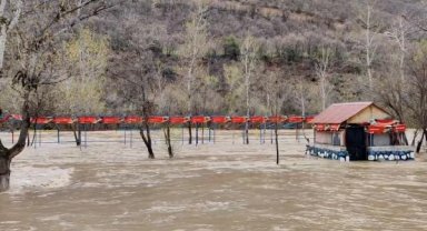 Tunceli'de sağanak; çayların taşmasıyla işletmeler su altında kaldı, Ovacık yolu kapandı