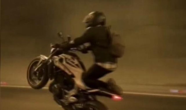 Tünellerde tek teker üzerinde giden motosikletliler kamerada