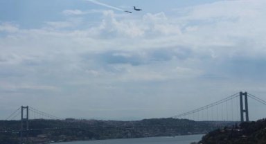 Türk Hava Kuvvetleri uçaklarından İstanbul Boğazı'nda selamlama uçuşu