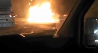 Tuzla'da çimento yüklü TIR alev alev yandı