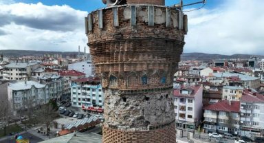 Ulu Cami'nin eğri minaresindeki 'kufi' yazılar restore edilecek