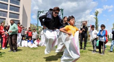 Ünlü isimlerden depremzede çocuklara moral ziyareti