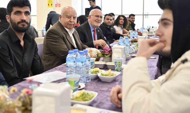 Uşak Üniversitesi depremzede öğrencileri iftarda buluşturdu