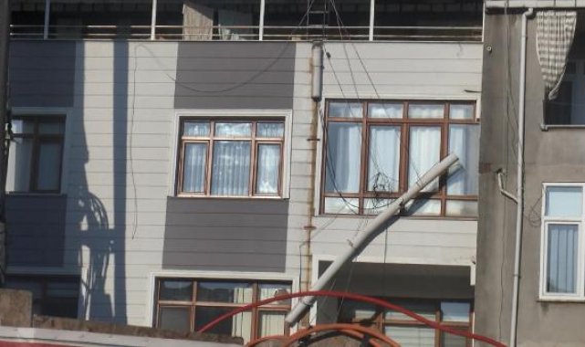 Üsküdar'da metro şantiyesinde vincin zinciri koptu; demirler yan binaya çarptı