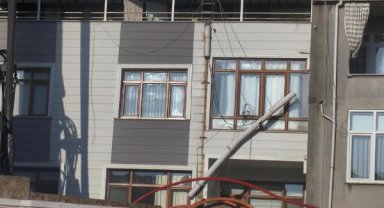 Üsküdar'da metro şantiyesinde vincin zinciri koptu; demirler yan binaya çarptı
