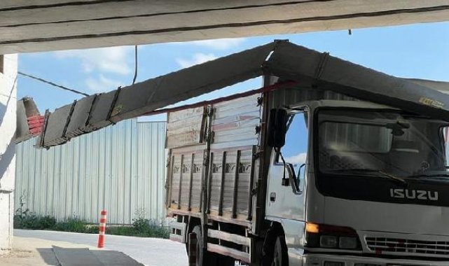 Üst geçide sabitlenen sac kablo kanalı kamyonetin üzerine düştü