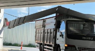 Üst geçide sabitlenen sac kablo kanalı kamyonetin üzerine düştü