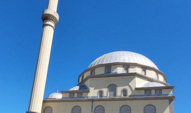 Üstte ibadet altta spor