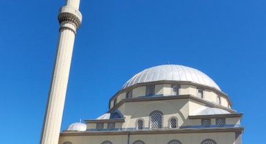 Üstte ibadet altta spor