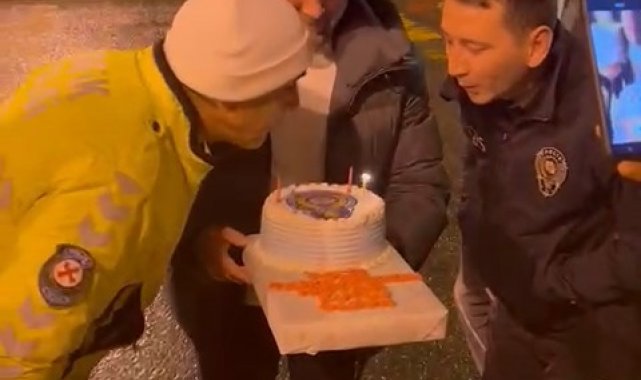 Uygulama yapan polis ekiplerine pastalı sürpriz