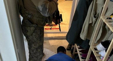 Uyuşturucu operasyonunda, açılmayan kapılar 'koçbaşıyla' kırıldı; 31 gözaltı