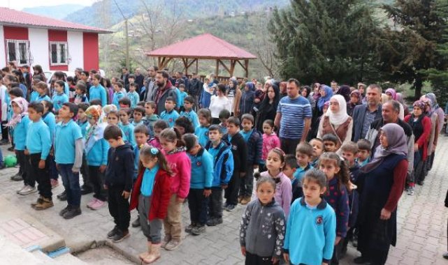 Üzerine kaya düşen otomobilde ölen öğretmenlerin yakınları, öğrencilerle buluştu
