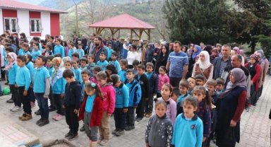 Üzerine kaya düşen otomobilde ölen öğretmenlerin yakınları, öğrencilerle buluştu