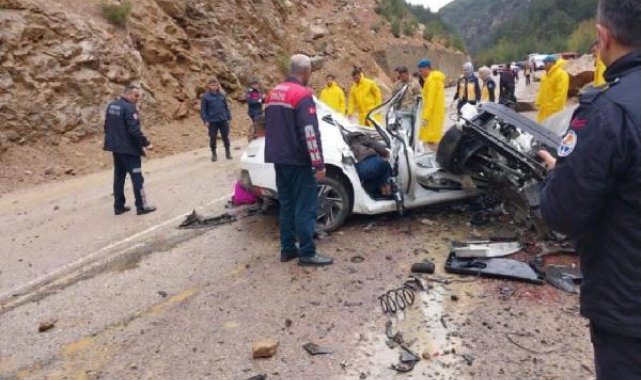 Üzerine kaya düşen otomobildeki 4 öğretmen öldü - Yeniden