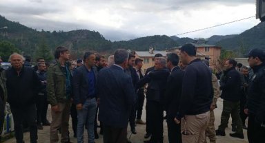 Üzerine kaya düşen otomobildeki 4 öğretmen öldü