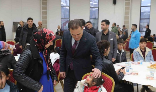 Vali Akbıyık ailelerle yemekte bir araya geldi