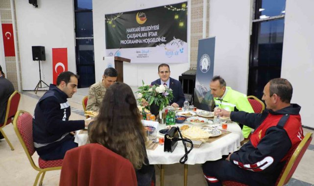 Vali Akbıyık belediye personeli ile iftar açtı