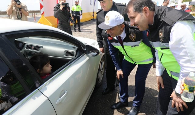 Vali Ayhan sürücülere hediyeli bayram kutlaması