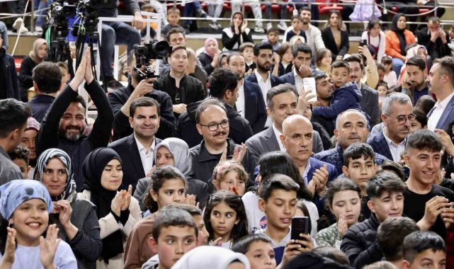 Vali Kızılkaya, çocuklarla birlikte çizgi film gösterisine katıldı