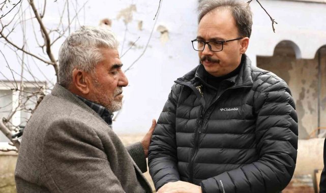 Vali Kızılkaya depremde ailesini kaybeden afetzede ile bir araya geldi