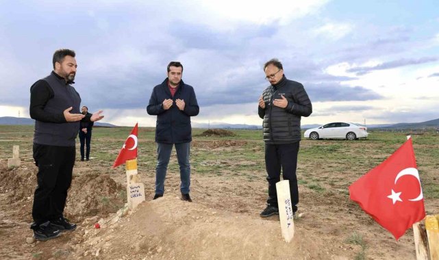 Vali Kızılkaya depremde hayatını kaybeden vatandaşların mezarını ziyaret etti