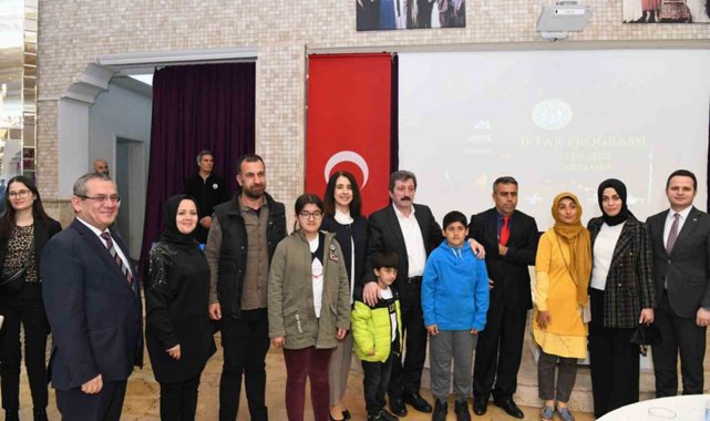 Vali Orhan Tavlı, deprem bölgesinden gelen öğretmenler ile iftar yaptı