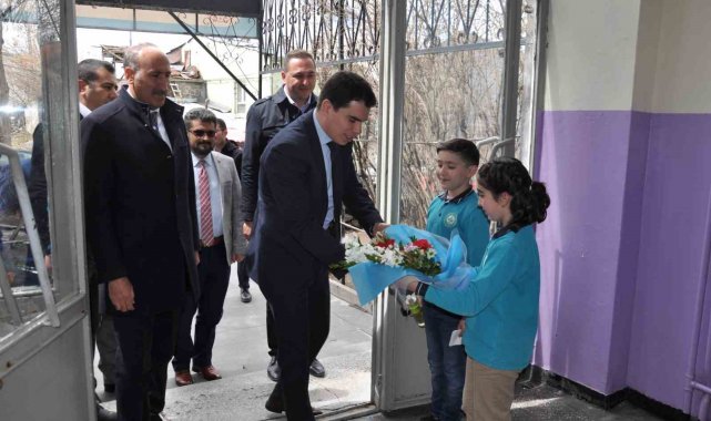 Vali Vekili Tuna, öğrencilerin bayramını kutladı